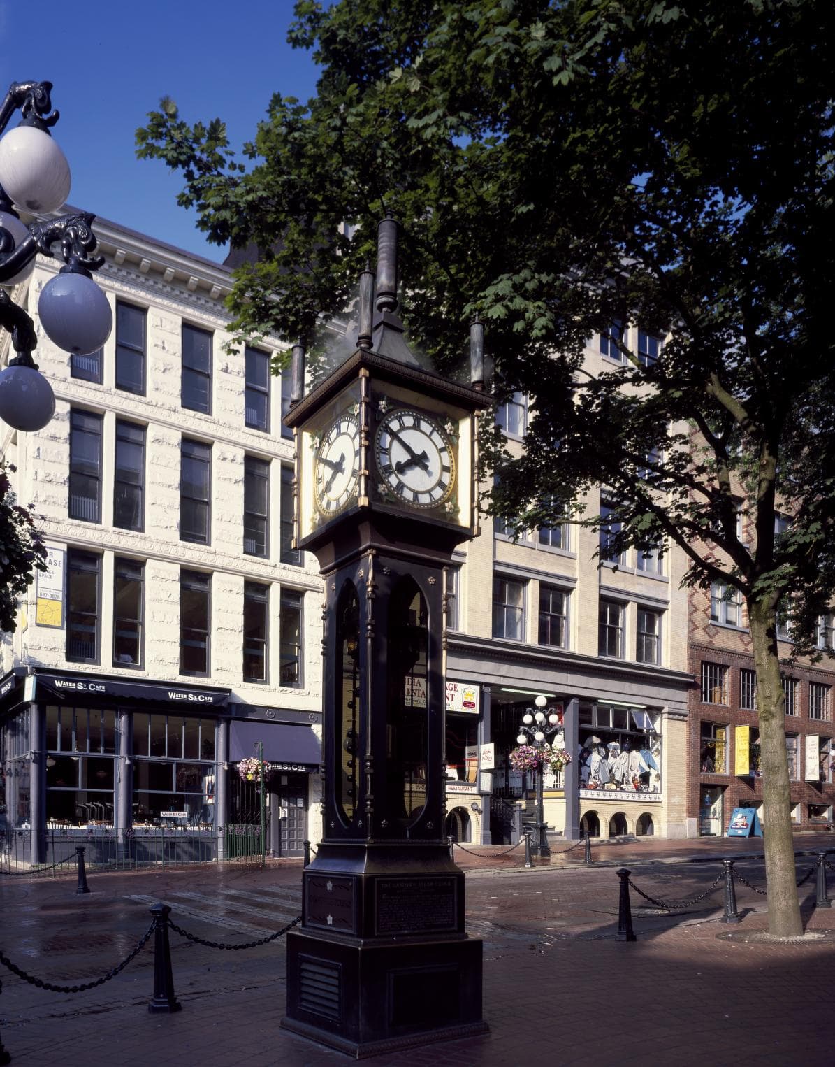 A mechanical street landmark turns old-world engineering into a public spectacle.