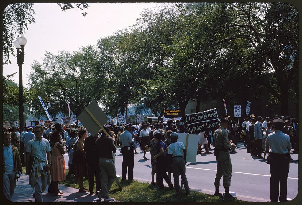 A vast crowd gathers at the Lincoln Memorial during a defining civil-rights demonstration.